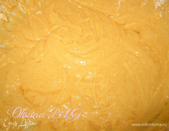 Добавить желтки, крахмал, перемешать до однородной массы.