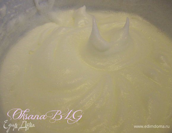 Белки взбить в устойчивую пену.