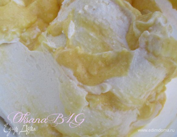 Желтково-маслянную массу ввести в творожную.