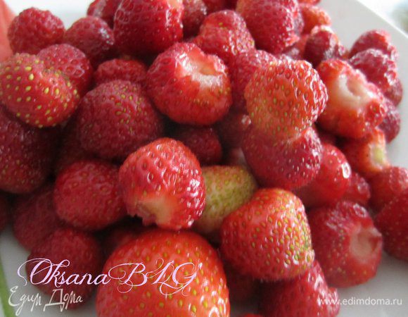 клубнику вымыть, удалить хвостики.