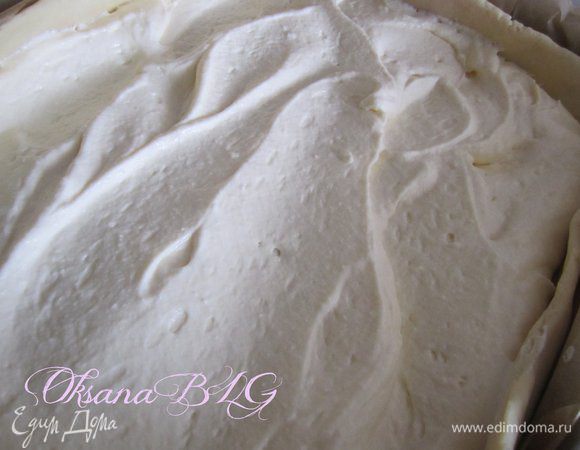На тесто выложить половину творожной массы.