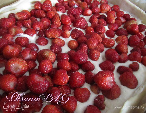 Выложить клубнику.