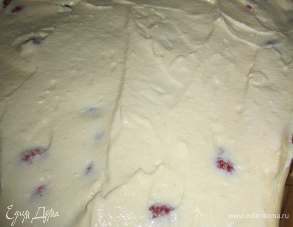 Накрыть клубнику оставшейся творожной массой.