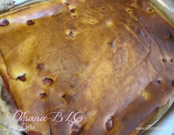 Выпекать в духовке в течении 1 часа, при температуре 180 градусов. если при выпечке будет прихватываться верх, запеканочку нужно накрыть пергаментной бумагой. После выпеки охладить. Нарезать кусочками.