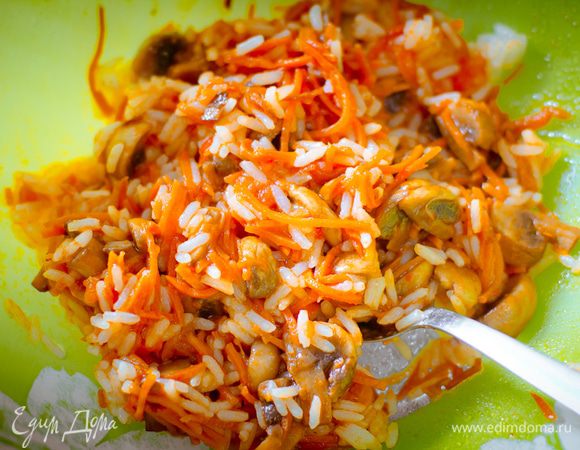 Помидоры залить кипятком, удалить кожицу, мякоть мелко нарезать.
Морковь вымыть, натереть.
Грибы вымыть и нарезать кубиками.
Рис отварить до полуготовности в подсоленной воде.
Морковь и грибы соединить и тушить на подсолнечном масле до готовности, добавить помидоры, немного посолить и тушить еще 5 минут.
Грибв и овощи соединить с отварным рисом и перемешать.