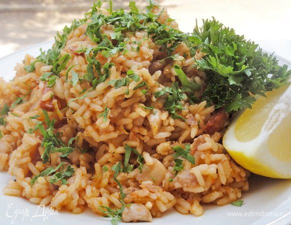 Мне показалось, что рис немного не дошел, поэтому я сняла с плиты сковородку и укутала ее покрывалом. Еще через полчаса у домашних лопается терпение и уже, не обращая на ваши возгласы, что необходимо еще подождать, нагло открывают крышку, накладывают себе порцию и поедают...После первой ложки закатывают глаза и начинают стонать))) А я заметила, что в процессе приготовления блюда, у меня поднималось настроение))) наверное, не зря оно называется ДЖАМБАЛАЙЯ!!! Чуть не забыла...подайте джамбалайю с рубленной петрушкой и долькой лимона!