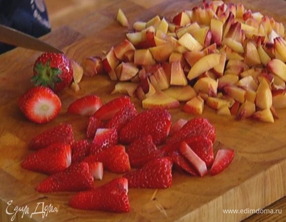 Клубнику порезать.
