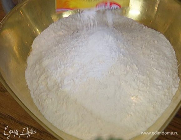 Муку перемешать с разрыхлителем и солью.