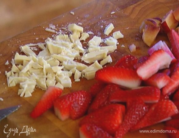 Шоколад порубить на кусочки.