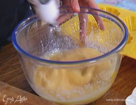 Яйца соединить с сахаром и взбить миксером. Не прекращая взбивать, влить оливковое масло и еще немного взбить.