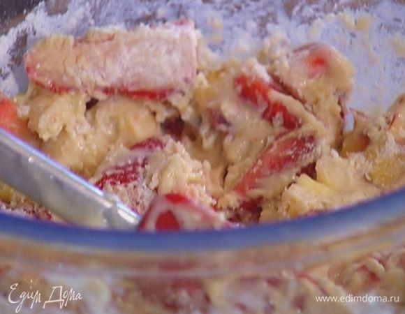 Добавить шоколад, нектарин, клубнику, ванильный экстракт, все перемешать, затем быстро всыпать муку с разрыхлителем и солью и вымешать.