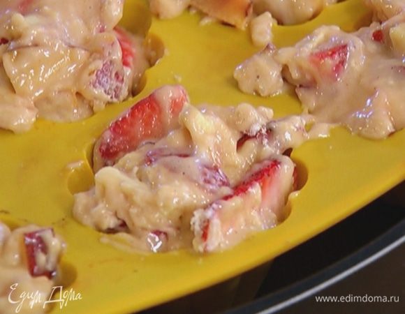 Разложить тесто в силиконовые формочки для маффинов.
