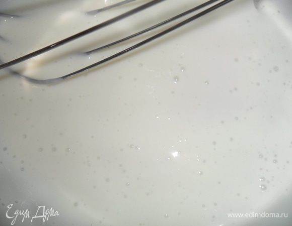 Молоко вылить в кастрюльку,добавить крахмал, вскипятить и варить до загустения.