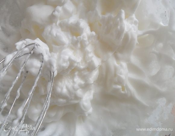 В отдельной миске взбить мелки в крепкую пену, добавить сахар и еще раз хорошенько взбить.