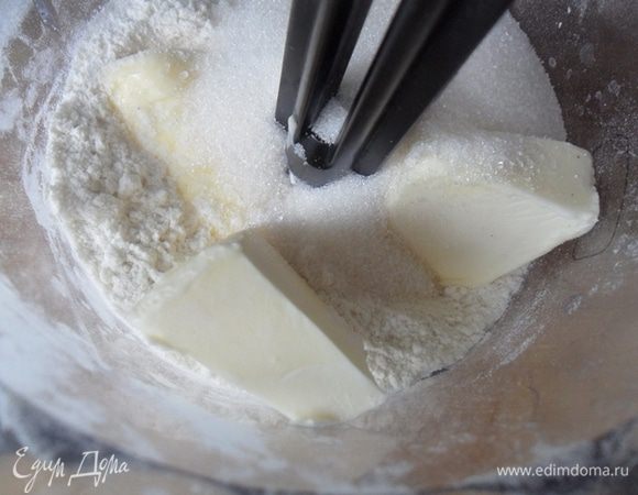 Муку,сахар,соль и масло порубить в блендере до мелкой крошки. Можно это сделать ножом,если нет блендера.