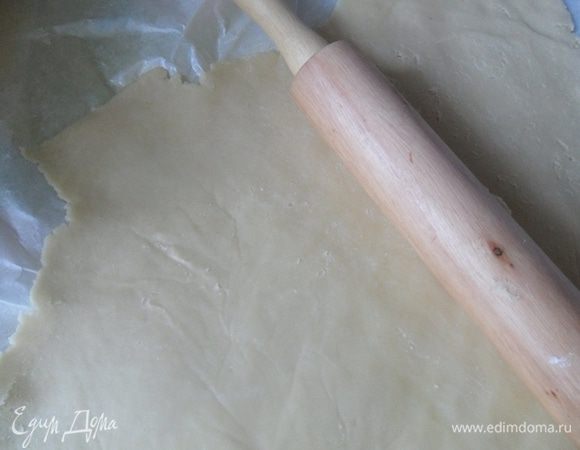 Раскатать тесто между двумя листами пергамента,не сильно тонко.  Вырезать кружочки. Убрать печенья в морозилку на 15 минут и тем временем разогреть духовку до 180 градусов.