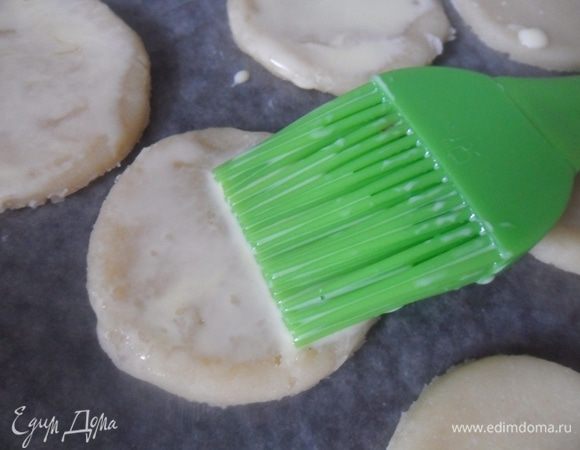 Достаем наши заготовки и выкладываем на пергамент, на противень,смазанный маслом.
Взбить желток с 2 ст ложками и сливок и слегка! смазать наши печенья. Отправить в духовку на 15-20 мин.
