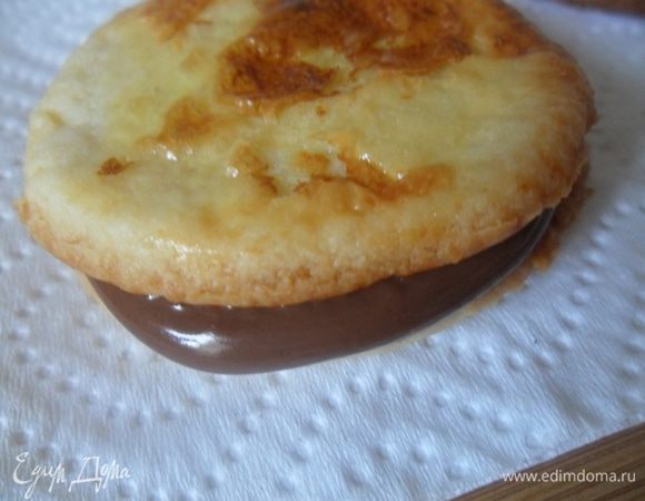 Печенья остудить обязательно,чтобы начинка не "поплыла" и смазать половинки тем,чем вам нравится) Мне понравилось сочетание арахисовая паста+черничный джем.