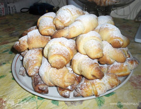 Замесить тесто, подержать 40 минут на холоде, раскатать в круглый пласт, разрезать на 8 треугольников, положить начинку, завернуть в рогалики и выпекать минут 20. Приятного аппетита!