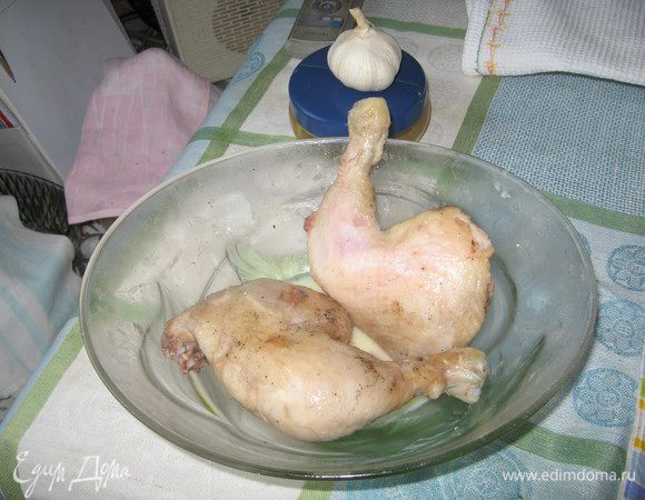 После скороварки  куриное мясо  готовим для обжарки в мягком соусе.
Соус готовим из 2 куриных желтков  и 2 ст.ложек крахмала, разведённого в соотношении 1:1  с водой. Всю смесь взбиваем венчиком  до мягкой пены, немного посолив и поперчив. Допускается  добавлять мелко измельчённый молодой чесночок и погружаем в эту смесь окорочка. 
