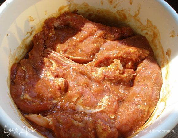 Стейки заливаем маринадом, закрываем пищевой пленкой и ставим в холодильник на 2-3 часа.