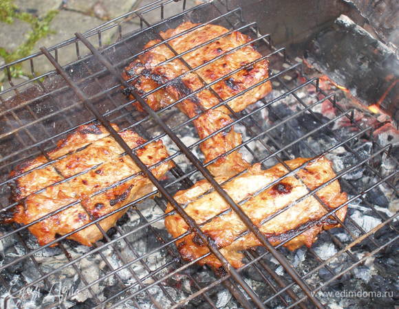 Готовим стейки на гриле. 