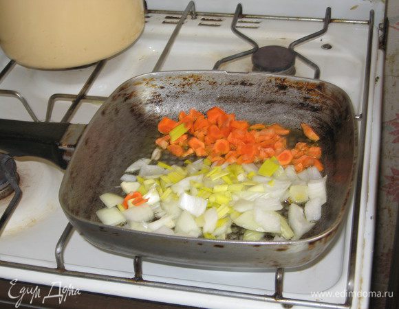 Тем временем готовим «пловный рис. 
На оливковом масле  обжариваем 2-3 зубика чеснока, измельчённую луковицу, мелко натёртую морковку до полуготовности. 