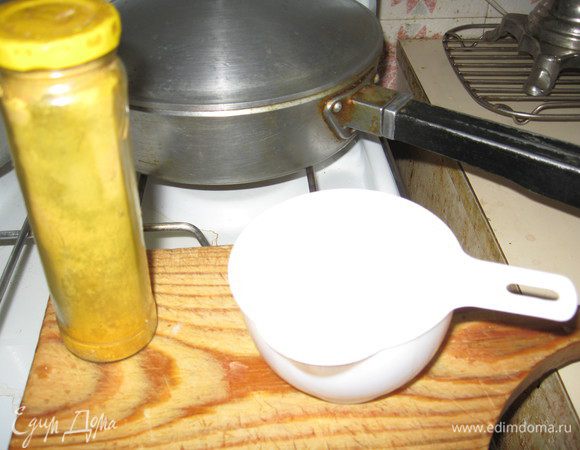 Добавляем  щепотку шафрана и перемешиваем.  
