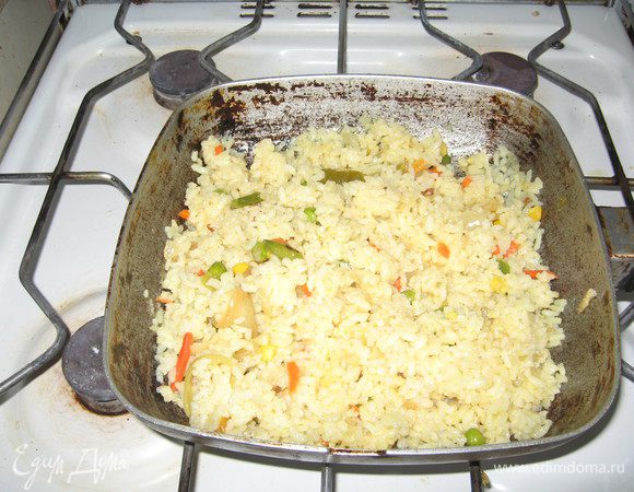 Кладём поверх овощей  рис, заливаем кипятком. Воды выше риса на 2 пальца примерно. Закрываем крышкой, доводим до кипения. Готовим до тех пор, пока рис впитает воду и станет расспычатым. Рис  слегка желтоват, приятен на цвет.

 
