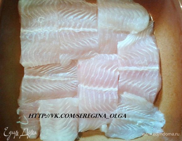 Филе рыбы промыть, обсушить на бумажном полотенце, порезать на порционные куски, выложить в жаропрочную форму.