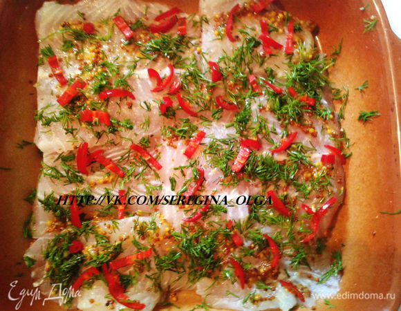 Посолить, поперчить, смазать филе горчицей, посыпать укропом с перцем.
