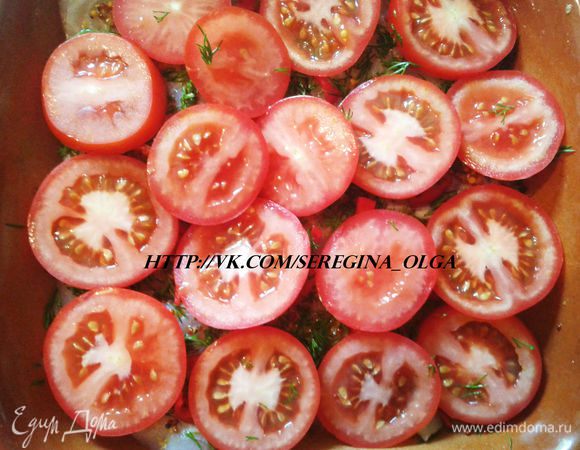 На рыбу выложить помидоры. Сверху слегка сбрызнуть оливковым маслом.
