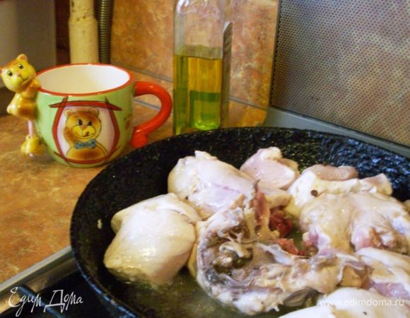 Курицу слегка обжариваем на сковородке – 3-4 минуты. 