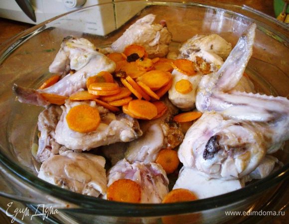 Морковь режем кружочками, обжариваем, перекладываем в форму.