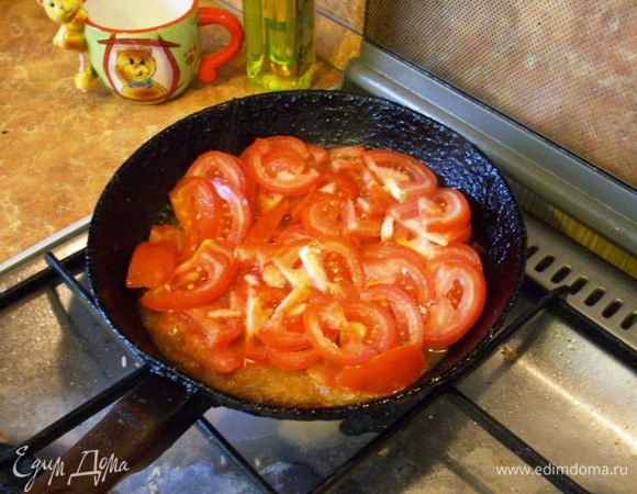 Помидоры режем полукругами, слегка обжариваем, перекладываем в форму.