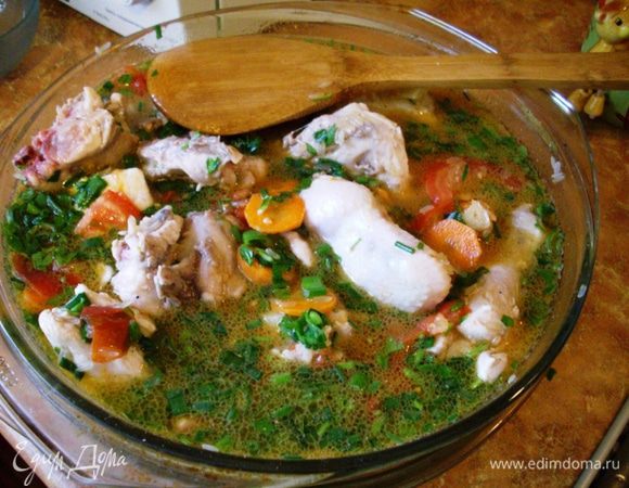 Заливаем водой, чтобы практически скрылись все продукты. Хорошо перемешиваем.