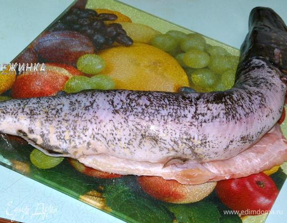 Подготовим щуку. Счищаем чешую, делаем разрез в нижней части головы и затем вдоль брюшка, вынимаем все внутренности, жабры. Моем щуку.