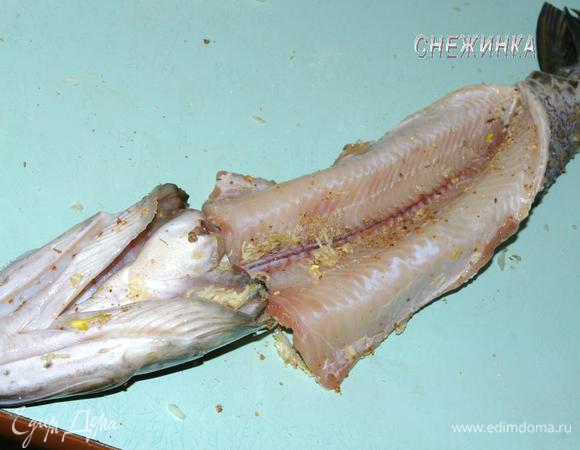 Внутри и снаружи посыпаем щуку солью, молотым черным перцем, смазываем натертым на терке чесноком. Как я уже говорила, чеснок нейтрализует специфический запах рыбы, а сам при этом не ощущается. Оставляем.