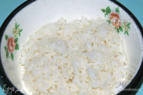Рис отвариваем в большом количестве воды, подсолив по вкусу. Готовый рис промываем.