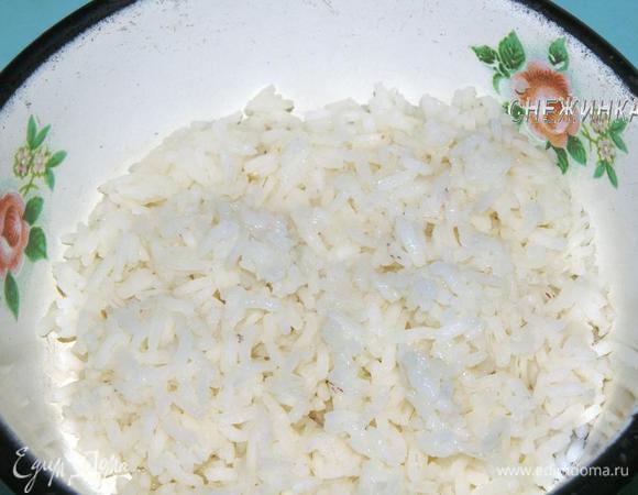 Рис отвариваем в большом количестве воды, подсолив по вкусу. Готовый рис промываем.