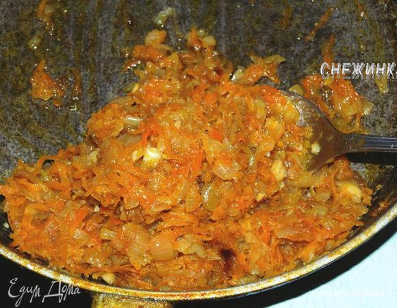 Крупные луковицы очищаем, нарезаем кубиком, морковь натираем на крупной терке. На сковороде вначале обжариваем лук в растительном масле, до прозрачности, затем добавляем морковь, солим, перчим по вкусу, томим до мягкости.