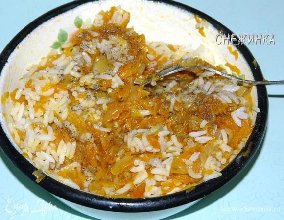 Рис смешиваем с овощами.