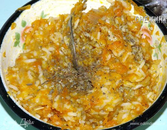 Добавляем яйцо, приправы, хорошо вымешиваем.