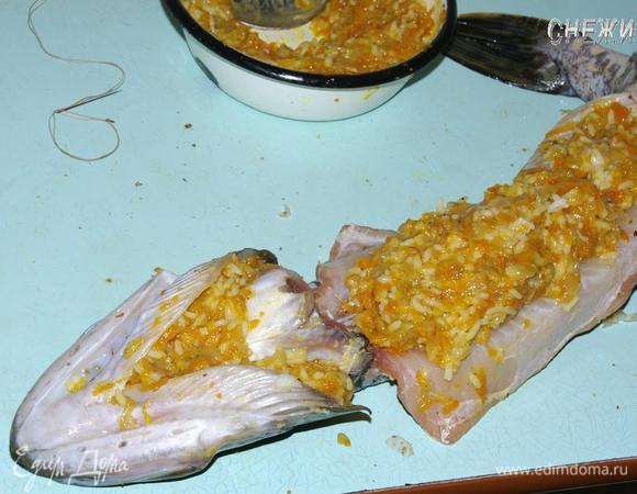 Фаршируем щуку. В брюшко и жабры выкладываем начинку.