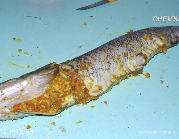 Брюшко зашиваем, чтобы начинка не выпрыгивала))