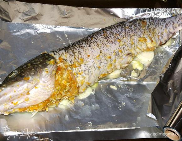 На порезанный лук кладем фаршированную щуку.