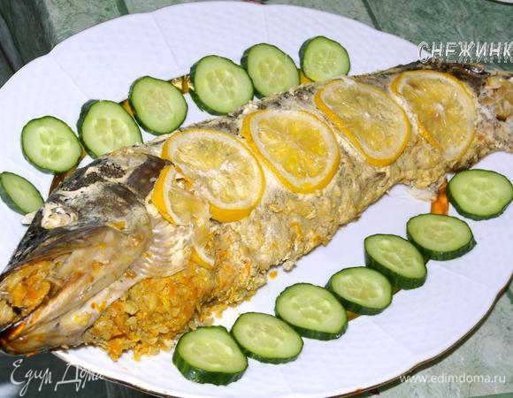 Запекаем около 1,5 часов при 190С, всё зависит от размеров щуки. Аккуратно вынимаем на блюдо, украшаем и подаем.