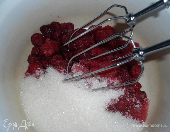 Всё очень просто:малинку размораживаем,засыпаем сахаром и взбиваем миксером или блендером.