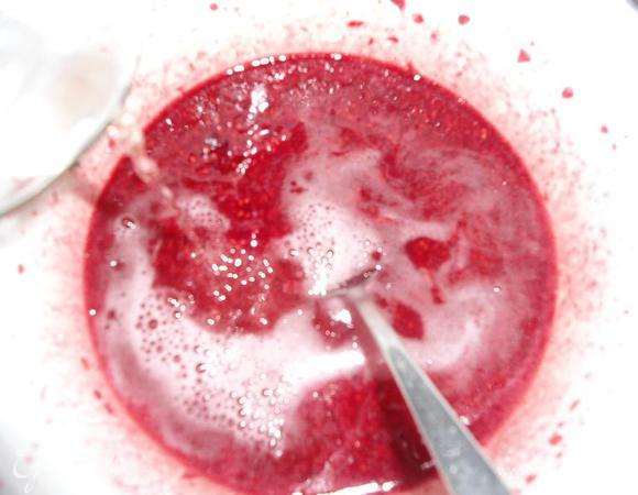 Добавляем шампусик и лимонный сок.перемешиваем.Если вам косточки не мешают,то в контейнер всё это и в морозилку,если мешают,протираем через сито.