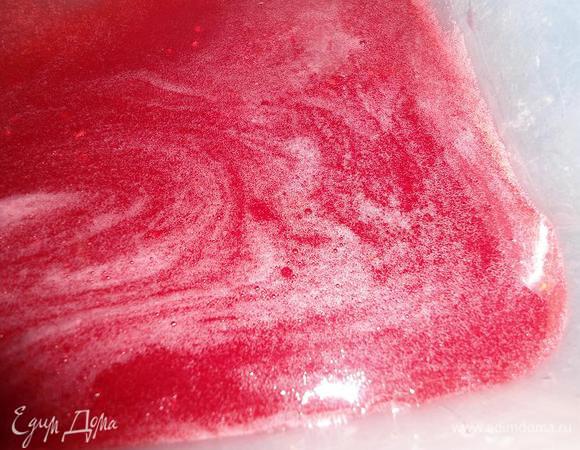 Я протёрла через сито и поместила в морозилку на час,помешала ложкой и оставила ещё на 2 часа.в принципе оно готово,можно наслаждаться!если оставить ещё на часок,будет заморожено сильно,надо будет ложкой побить немного и подавать!Тает быстро кстати))так что кушать сразу!